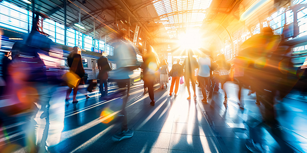 blurred-croweded-station-facing-sun